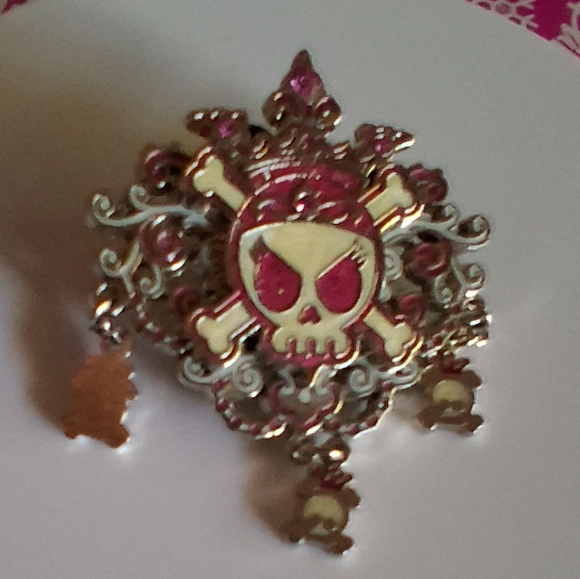 🔥Disney Pirates Of The Caribbean Princess Skull Pin Collectible EUC - Picture 6 of 6